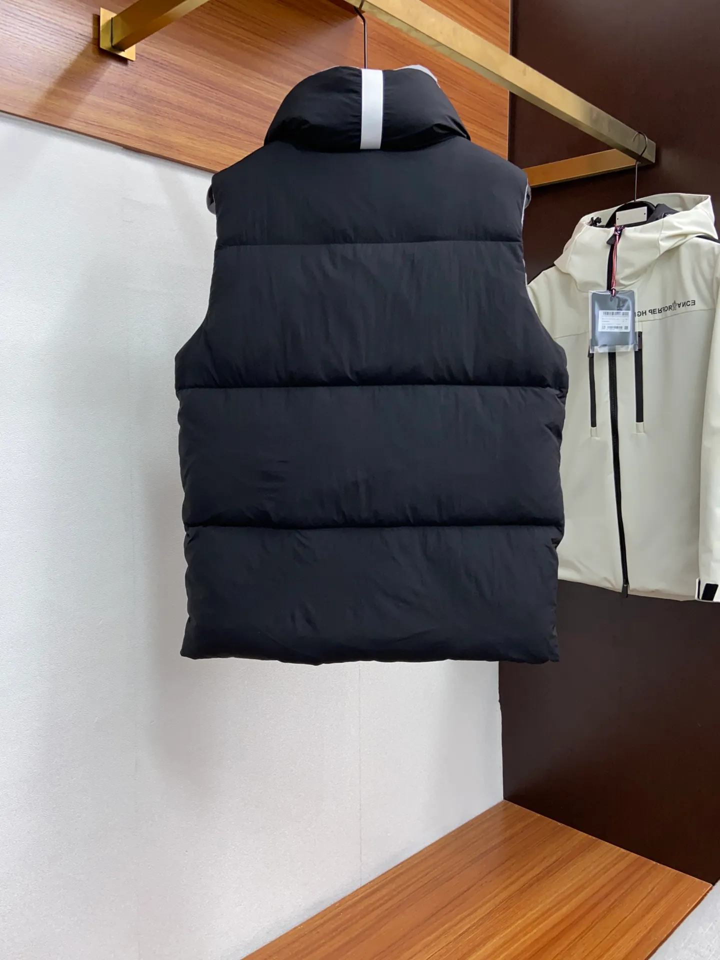 P480 capsule vest original version #𝘾𝘼𝙉𝘼𝘿𝘼 𝙂𝙊𝙊𝙎𝙀/𝙅𝙪𝙣𝙘𝙩𝙞𝙤𝙣 TOP version restore ZP up to 98%‼ ️ CANADA GOOSE/Canada Goose Pastels Pastel Series Everett White Label Vest This versatile Everett vest is a lightweight layering item suitable for wearing in all seasons. It is trimmed in all white and equipped with D-rings for hanging gloves or other daily items when outside. It is ideal for travel and unpredictable weather conditions. The pocket openings and cuff edges are reinforced with CORDURA fabric for durability. The reflective stripes on the back of the collar improve visibility in dim environments, making it the first choice for travel. Size: XS S M L XL XXL Color: Black Melt Water Blue Soft Pink Moonlight Lime